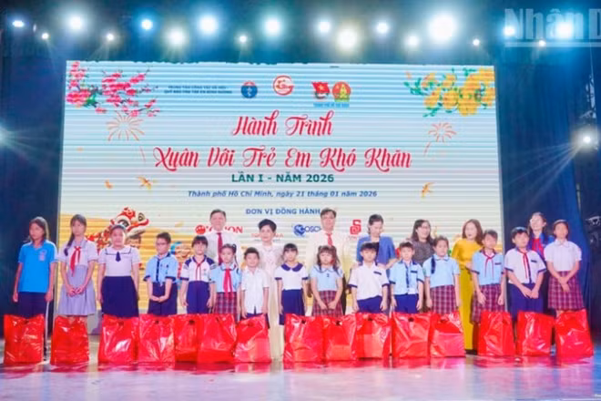 Trao quà Tết cho trẻ em có hoàn cảnh khó khăn tại khu vực 1 thuộc Thành phố Hồ Chí Minh.