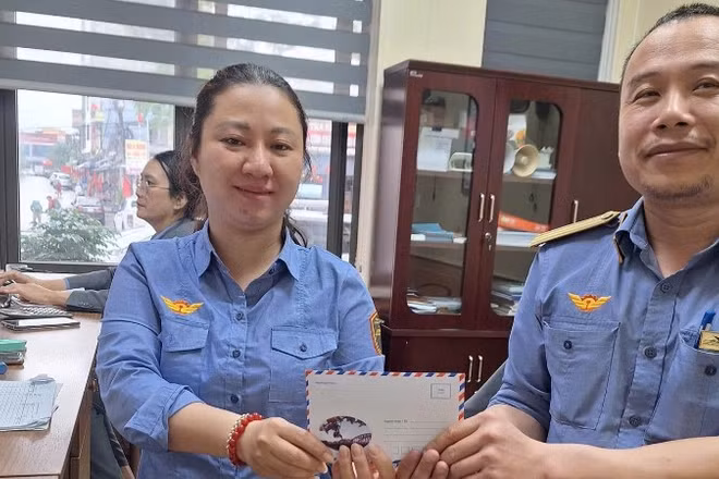 Anh Nguyễn Văn Việt - đại diện Tổ tàu SE6 bàn giao tập tiền của hành khách để quên trên tàu cho nhân viên ga Đồng Hới.