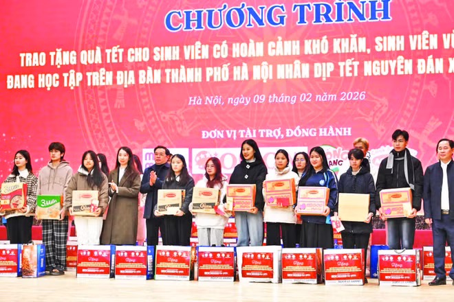 Đại diện Đoàn Thanh niên, Hội Sinh viên thành phố Hà Nội và các đơn vị liên quan trao vé xe miễn phí cùng các phần quà tặng sinh viên trước khi “Chuyến xe yêu thương” năm 2026 lăn bánh.