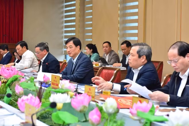 Bí thư Thành ủy Hà Nội Nguyễn Duy Ngọc và các đồng chí Thường trực Thành ủy chủ trì cuộc họp. (Ảnh: VIẾT THÀNH)