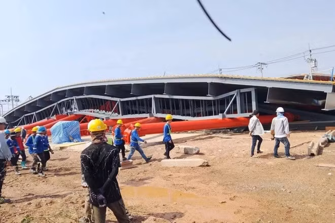 Hiện trường vụ sập kết cấu mái vòm tại tỉnh Samut Prakan, Thái Lan. (Ảnh: Bangkok Post)