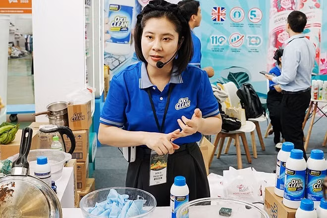 Một buổi livestream giới thiệu sản phẩm. (Ảnh: NAM ANH)