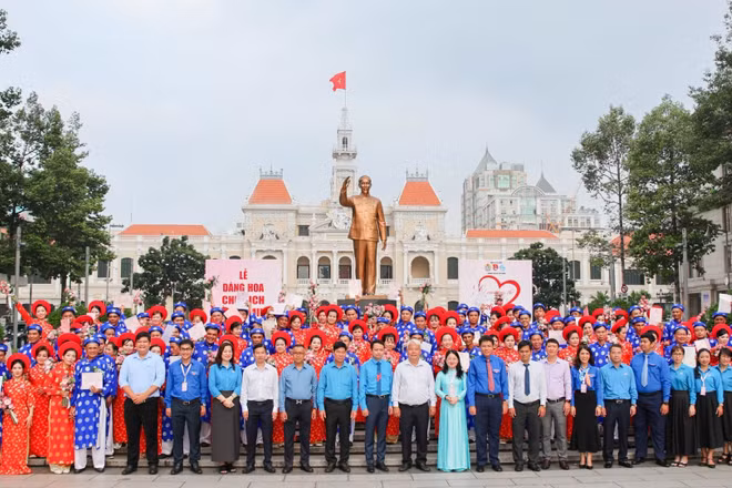 Các cặp đôi đã tham gia hoạt động dâng hoa Chủ tịch Hồ Chí Minh tại Công viên Tượng đài Bác Hồ (phố đi bộ Nguyễn Huệ). (Ảnh: Ban tổ chức)