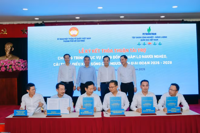 Ủy ban Mặt trận Tổ quốc Việt Nam Thành phố Hồ Chí Minh ký thỏa thuận tài trợ với 5 đơn vị thuộc Petrovietnam. (Ảnh: Vũ Hoàng)
