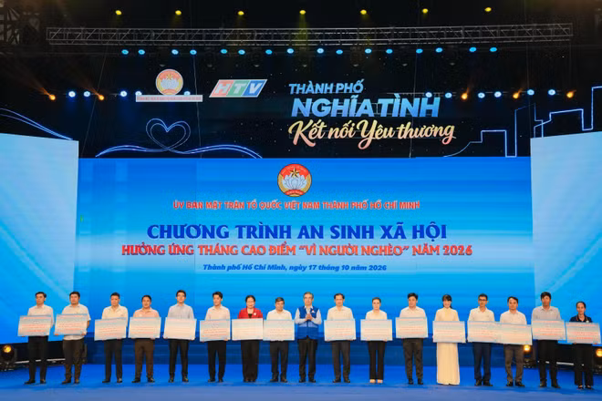 Đồng chí Nguyễn Phước Lộc trao bảng tượng trưng học bổng cho học sinh có hoàn cảnh khó khăn, đến đại diện các xã, phường. (Ảnh: Ban tổ chức) 