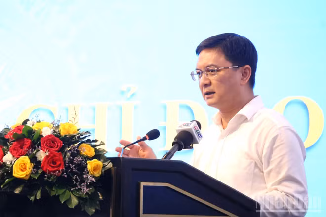 Đồng chí Nguyễn Mạnh Cường, Ủy viên dự khuyết Trung ương Đảng, Phó Chủ tịch Ủy ban nhân dân Thành phố phát biểu chỉ đạo tại hội nghị. (Ảnh: Vương Lê)
