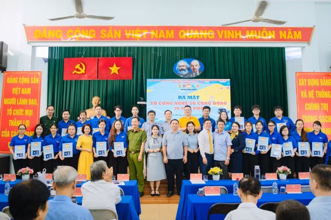 Lực lượng "Đại sứ số-Tổ công nghệ số cộng đồng" trên địa bàn. (Ảnh: Mặt trận phường Minh Phụng)