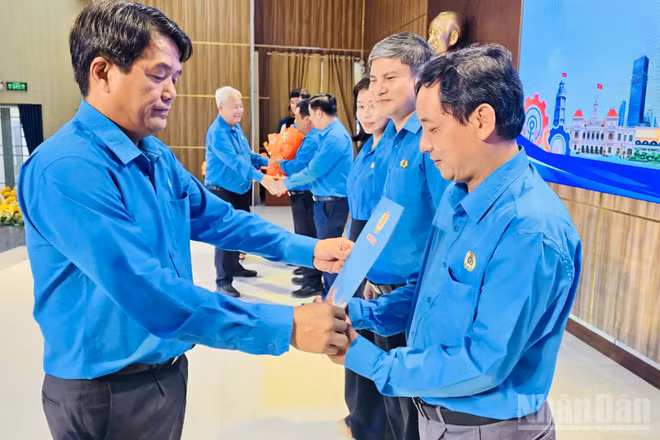 Ông Bùi Thanh Nhân, Chủ tịch Liên đoàn Lao động Thành phố Hồ Chí Minh trao quyết định thành lập các Công đoàn khu công nghiệp cho các cán bộ công đoàn. (Ảnh: VƯƠNG LÊ) 