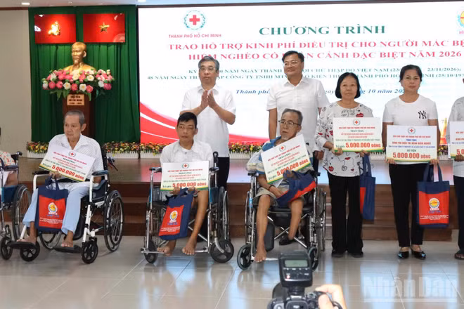 Ủy viên Trung ương Đảng, Phó Bí thư Thành ủy Thành phố Hồ Chí Minh Nguyễn Phước Lộc trao hỗ trợ đến bệnh nhân mắc bệnh hiểm nghèo có hoàn cảnh khó khăn. (Ảnh: VƯƠNG LÊ)