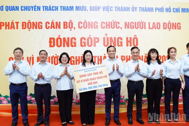 Đồng chí Trần Lưu Quang, Ủy viên Bộ Chính trị, Bí thư Thành ủy Thành phố Hồ Chí Minh cùng các đại biểu dự lễ phát động. (Ảnh: Kỳ Phong)