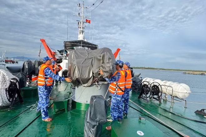 Các tàu chằng dây chống bão số 13.