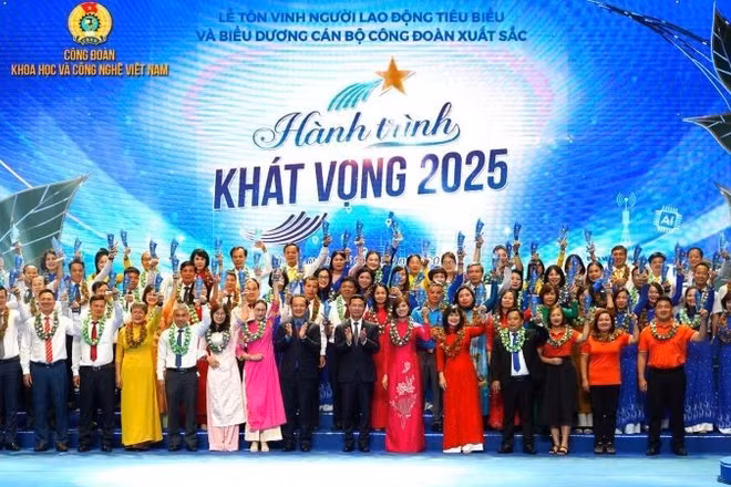 71 cán bộ công đoàn xuất sắc được tôn vinh tại chương trình "Hành trình khát vọng 2025". (Ảnh: Công đoàn Khoa học và Công nghệ)