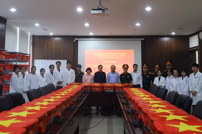 Đại diện các đơn vị tham gia tiếp nhận và bàn giao các mẫu sinh phẩm hài cốt liệt sĩ phục vụ giám định ADN, xác định danh tính liệt sĩ tại Trung tâm giám định ADN (Viện Sinh học, Viện Hàn lâm). (Ảnh: MINH ĐỨC)