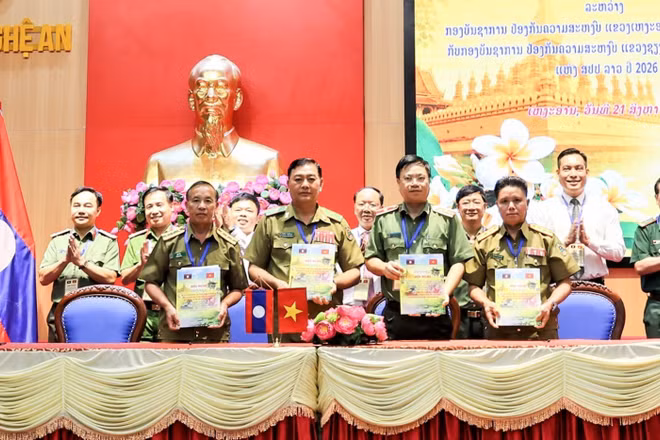Lãnh đạo Công an các tỉnh Nghệ An, Xiengkhuang, Bolikhamsai, Houaphan ký kết Biên bản hợp tác. (Ảnh: CTV)