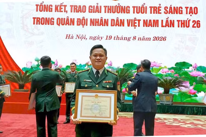 Thượng úy Nguyễn Trường Minh hôm nhận giải thưởng tại Thủ đô Hà Nội. (Ảnh: ĐÌNH THẮNG)
