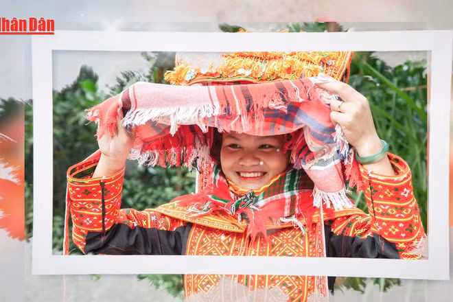 Trang phục truyền thống với màu sắc và hoa văn độc đáo của người Dao Lô Gang.