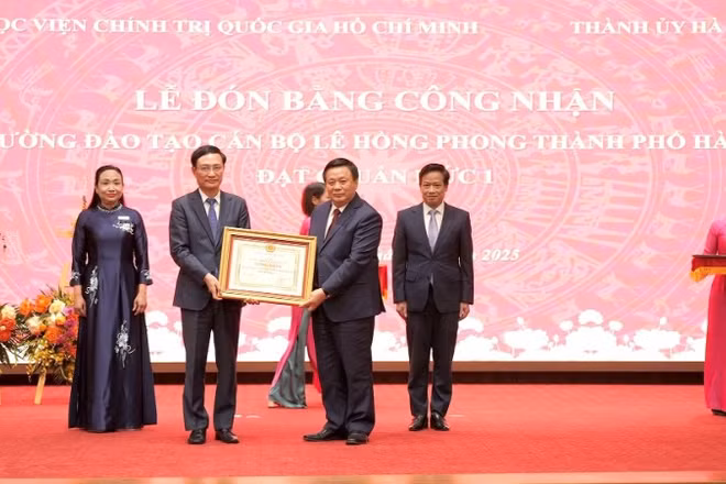 Giáo sư, Tiến sĩ Nguyễn Xuân Thắng trao Bằng công nhận đạt chuẩn Mức 1 cho Trường Đào tạo cán bộ Lê Hồng Phong thành phố Hà Nội. (Ảnh: VGP)