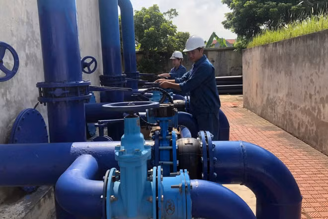 Công nhân Nhà máy Nước sạch Tiền Tiến (Hải Phòng) vận hành máy đưa nguồn nước sạch đến Nhân dân. (Ảnh: NGUYÊN PHÚC-MINH TUẤN)