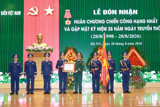 Thừa ủy quyền của lãnh đạo Đảng, Nhà nước, Thượng tướng Nguyễn Quang Ngọc, Ủy viên Trung ương Đảng, Ủy viên Quân ủy Trung ương, Thứ trưởng Quốc phòng trao Huân chương Chiến công hạng Nhất cho Cảnh sát biển Việt Nam. (Ảnh: ĐỨC TĨNH)