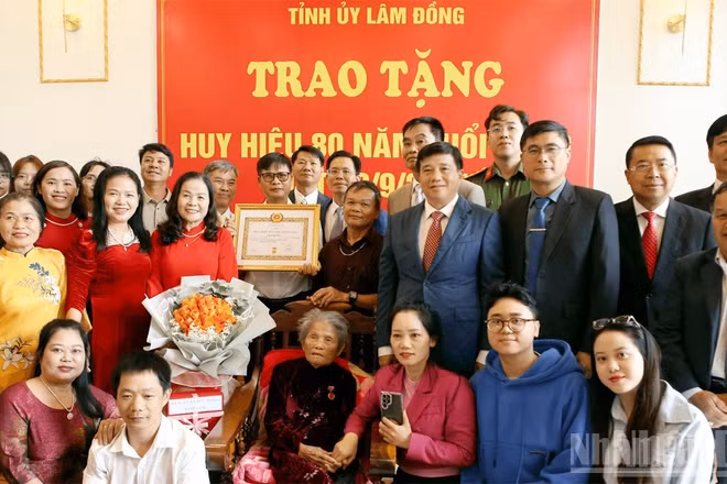 Bí thư Tỉnh ủy Lâm Đồng cùng Đoàn công tác chụp hình lưu niệm với gia đình đảng viên Lê Thị Dục. (Ảnh: N.L)