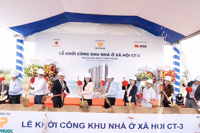 Các đại biểu thực hiện nghi thức khởi công dự án. (Ảnh: TÙNG QUANG)