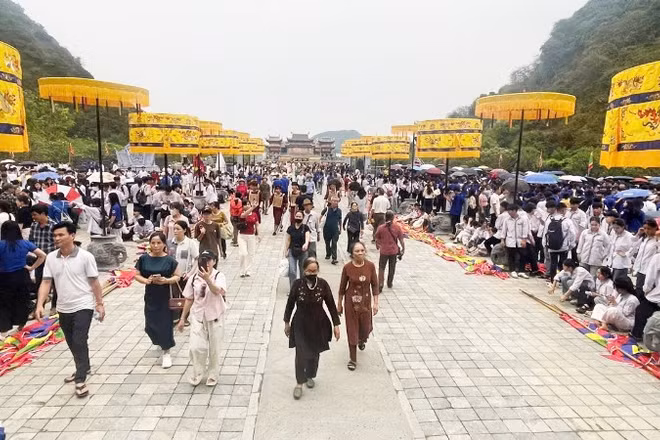 Đông đảo du khách, nhân dân tham dự các Lễ hội tại Ninh Bình trong kỳ nghỉ lễ.