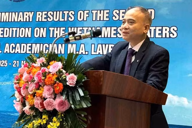 Tiến sĩ Nguyễn Xuân Anh, Viện trưởng Viện Các Khoa học Trái đất (Viện Hàn lâm) phát biểu khai mạc hội thảo. (Ảnh: HIẾU GIANG)