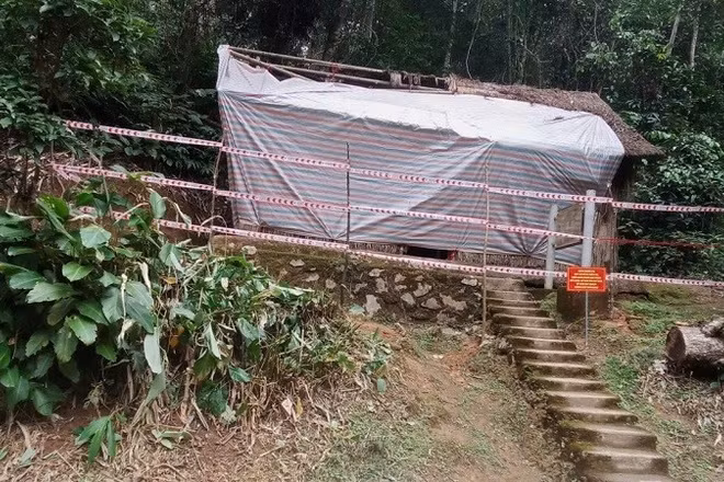 Hiện tại, lán Tham mưu trưởng Hoàng Văn Thái đã được chăng dây, cắm biển để sửa chữa.
