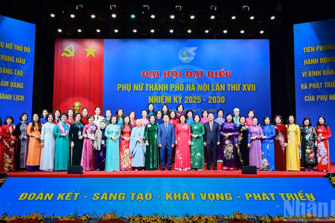 Lãnh đạo Hội Liên hiệp Phụ nữ Việt Nam, thành phố Hà Nội chụp ảnh lưu niệm với các đại biểu tham dự Đại hội.
