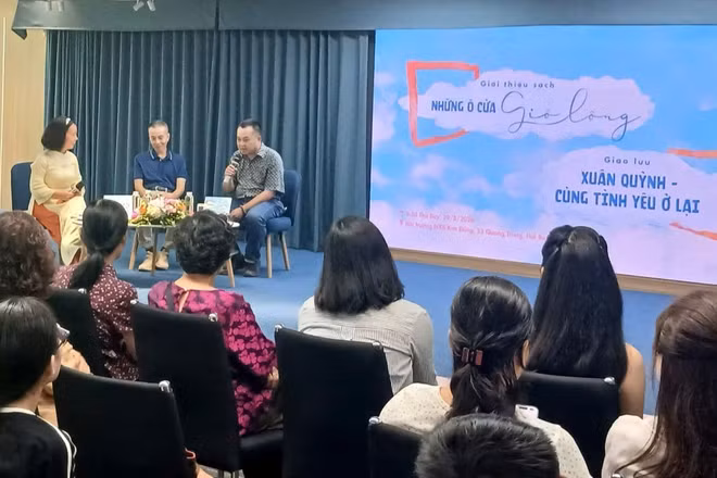 Không gian chương trình giới thiệu sách "Những ô cửa gió lộng" và giao lưu "Xuân Quỳnh cùng tình yêu ở lại". (Ảnh: MAI LỮ)