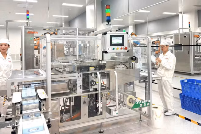 Sản xuất dược phẩm cổ truyền bằng dây chuyền sản xuất thông minh ở Khu công nghiệp y dược dân tộc Ngân Đóa Lan ở Khu tự trị Tân Cương, Trung Quốc. (Ảnh: HỮU HƯNG)