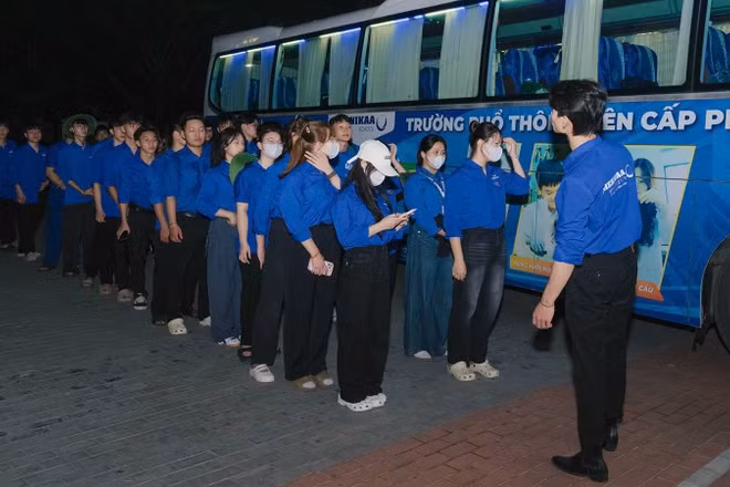 Lực lượng sinh viên tình nguyện Thủ đô cấp tốc lên đường trong đêm.