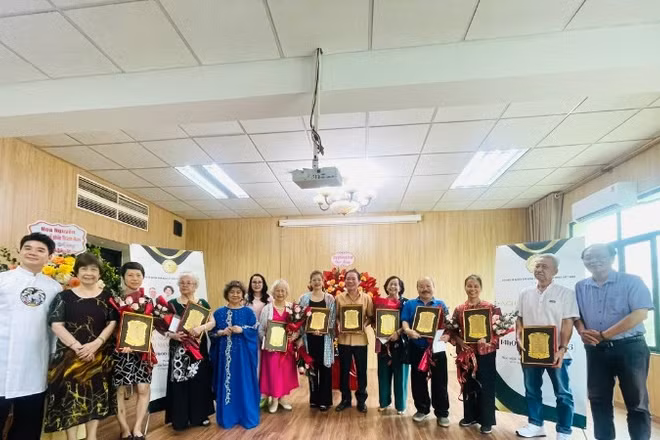 Trao kỷ niệm chương Vì sự nghiệp biểu diễn âm nhạc Việt Nam cho các nghệ sĩ có nhiều cống hiến cho âm nhạc nước nhà.