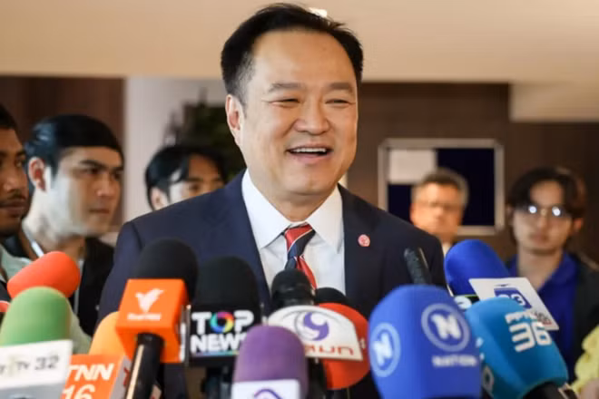 Thủ tướng Thái Lan Anutin Charnvirakul tại trụ sở đảng Bhumjaithai.