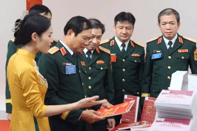 Các đại biểu tham quan triển lãm sản phẩm mật mã tại Đại hội Đảng bộ Ban Cơ yếu Chính phủ nhiệm kỳ 2025-2030.