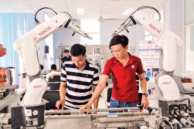 Ðào tạo nguồn nhân lực tự động hóa tại Trung tâm Ðào tạo Khu công nghệ cao Thành phố Hồ Chí Minh.
