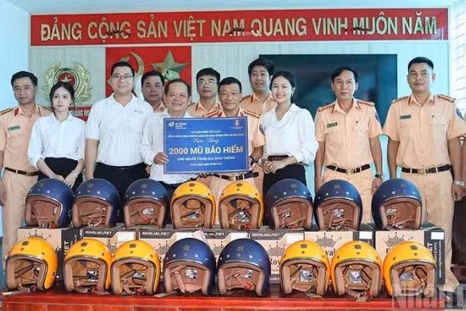 Đại diện Tập đoàn Quốc tế Á Châu phối hợp Phòng Cảnh sát giao thông Công an tỉnh Quảng Ngãi trao tặng 2.000 mũ bảo hiểm đạt chuẩn cho người dân. 