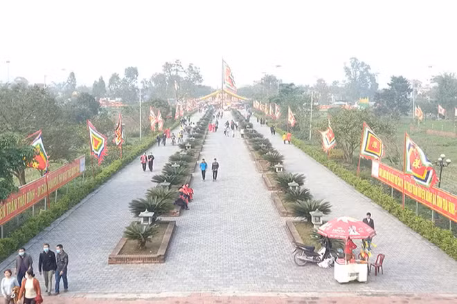 Khu lăng mộ và đền thờ các vị vua triều Trần.