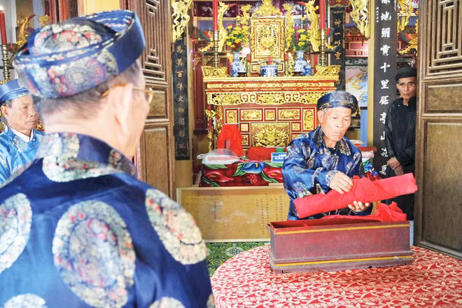 Nghi lễ khai mở hòm bộ sắc phong và tiến hành số hóa các tư liệu gia phả tại làng Cự Lại (thành phố Huế). (Ảnh: TVTH)