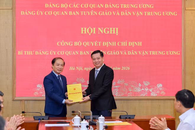 Đồng chí Nguyễn Long Hải trao Quyết định của Ban Thường vụ Đảng ủy các cơ quan Đảng Trung ương cho đồng chí Phạm Tất Thắng. (Ảnh: THẾ ĐẠI)