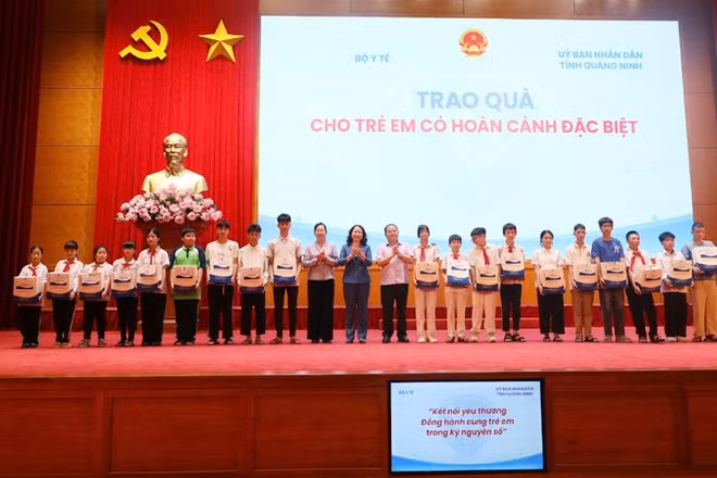 Phó Chủ tịch nước Võ Thị Ánh Xuân trao các suất quà cho trẻ em có hoàn cảnh đặc biệt tại lễ phát động.