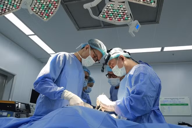 Các y, bác sĩ Khoa Phẫu thuật Tạo hình Thẩm mỹ và Tái tạo (Bệnh viện Đại học Y Dược) phẫu thuật cho bệnh nhân V bị người thân cắn đứt môi.