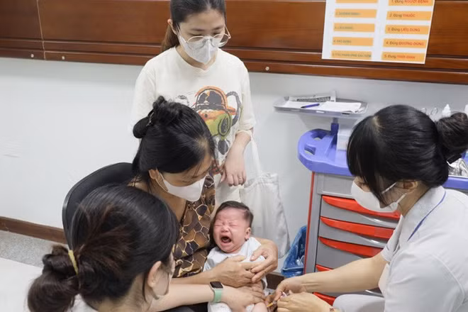 Trẻ em trong độ tuổi trên địa bàn Hà Nội tiêm vaccine phòng các bệnh truyền nhiễm trong Chương trình Tiêm chủng mở rộng.