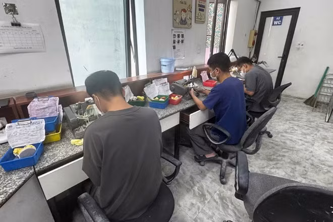 Các cơ quan chức năng phát hiện nhiều cơ sở sản xuất, kinh doanh răng giả trên địa bàn thành phố Hà Nội. (Ảnh: Diệu Linh)
