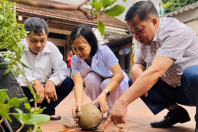 Cán bộ y tế Hà Nội tăng cường giám sát, bảo đảm an toàn cho nhân dân trên địa bàn.