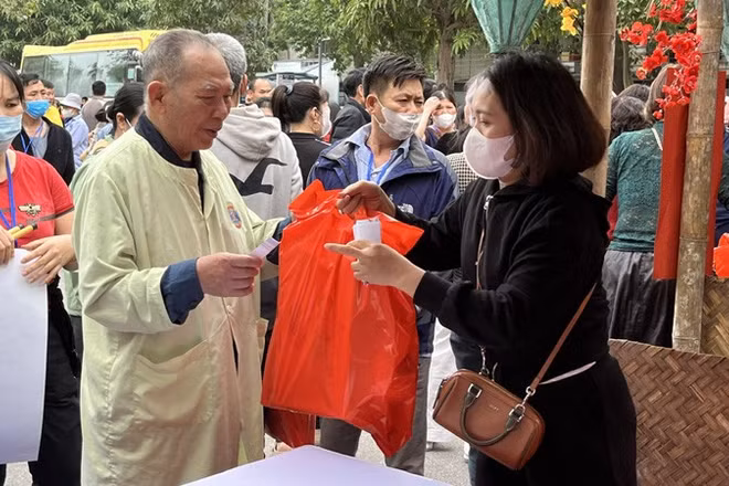 Bệnh nhân nhận các phần quà tại gian hàng khi tham gia "Hội chợ 0 đồng" do Bệnh viện K (Bộ Y tế) tổ chức.