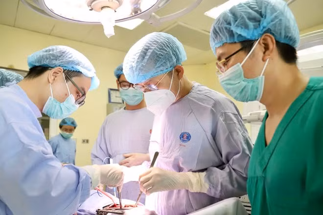 Các y, bác sĩ Bệnh viện K phẫu thuật lấy khối u phổi cho bệnh nhân Trịnh Quang M