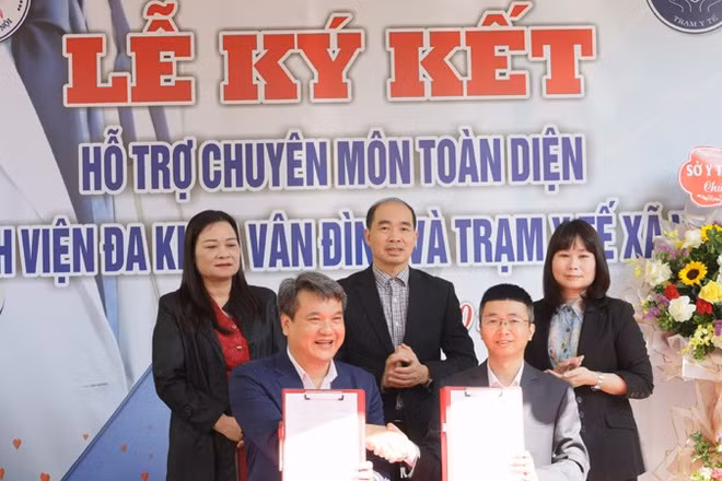 Lãnh đạo Bệnh viện đa khoa Vân Đình và Trạm Y tế xã Vân Đình ký kết hỗ trợ chuyên môn giữa hai đơn vị.