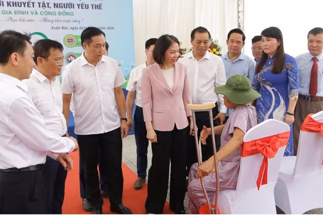 Phó Chủ tịch Ủy ban nhân dân thành phố Hà Nội Vũ Thu Hà thăm hỏi, động viên người khuyết tật tham dự lễ khai trương mô hình.