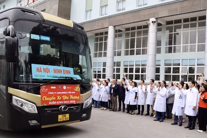 Lãnh đạo Bộ Y tế và các y, bác sĩ Bệnh viện K tiễn người bệnh, người nhà người bệnh về quê ăn Tết Nguyên đán Bính Ngọ.